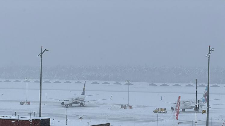 Flughafen N&uuml;rnberg: Wintereinbruch sorgt teils f&uuml;r Flugausf&auml;lle