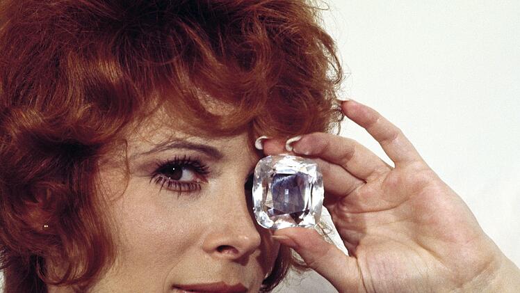 Auf der Jagd nach den gr&ouml;&szlig;ten und sch&ouml;nsten Diamanten: die attraktive Tiffany (Jill St. John).