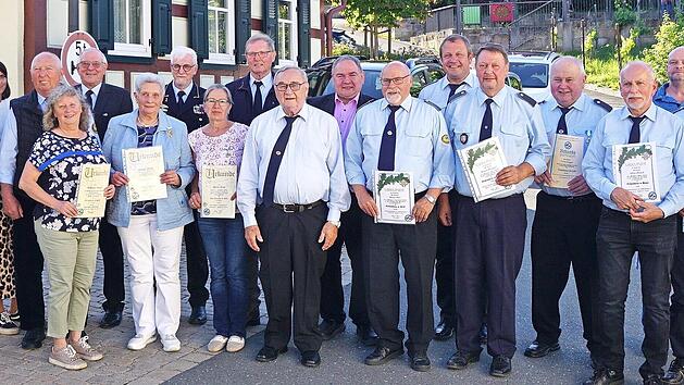 Die Geehrten mit den Mandatstr&auml;gern (von links): stellvertretender Vorsitzender Peter Vietze, Landrat Johannes Maciejonczyk, Zweiter B&uuml;rgermeisterin von Untermerzbach Marion H&auml;fner, Vorsitzendem Norbert Lohnei&szlig;, BKV-Bezirksvorsitzender Karl Heinz ...
