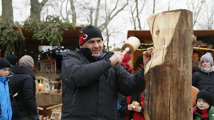 Viel bewundert wurde während der Wallburg-Weihnacht die Schnitkunst von Jonas Pitscheider - live an einem Stück Zirbelkiefer, das er in eine Helige Elisabeth verwandelte, und am Stand mit sienen Figuren.