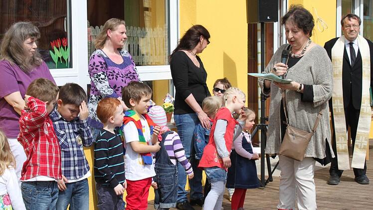 Kirchenvorständin Sigrid Rippstein erzählte von der Geschichte des evangelischen Gemeindehauses.