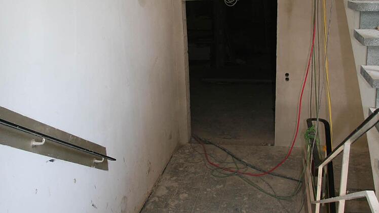 Das Treppenhaus, wie es viele Kulmbacher noch von früher kennen: Die alten Treppenstufen aus Terrazzo werden wieder aufgearbeitet, das Holzgeländer wird durch eine moderne Konstruktion aus Glas und Stahl ersetzt