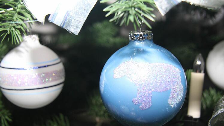 Der Eisbär glitzert in den Farben des Regenbogens.