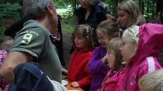 Kurt Sperber, Vorstand des Bürgervereins, hört gespannt zu, welche Körnerarten Johanna, Hedi, Laureen und Sophia kennen. Foto: Simone Berger