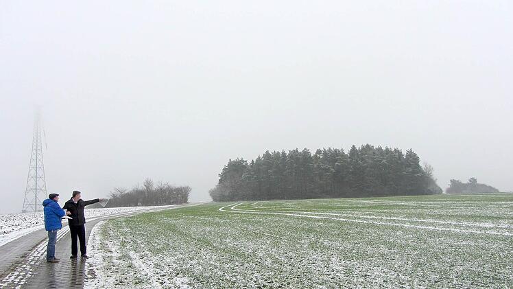 Georg Lunz (links) und Wolfgang Möhrlein nahmen in der vergangen Woche nochmals das Areal für die drei Bürgerwindräder in Augenschein. Eine Anlage soll am rechten Bildrand stehen, eine weitere hinter dem Wäldchen (Ganz links der Gittermast eines der bestehenden Windräder).