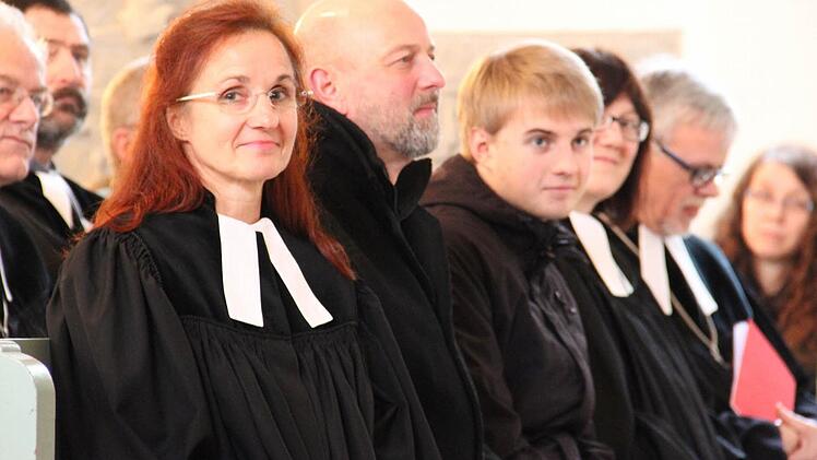 Martina Beck mit Ehemann Jürgen und Sohn David im Gottesdienst. Foto: Katharina Müller-Sanke
