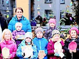 Die Kinder, die beim Luftballonwettbewerb Preise gewannen, mit den Elternbeiratsmitgliedern (hinten von links) Johannes Krines, Martina Christa und Kerstin Meißner Foto: privat