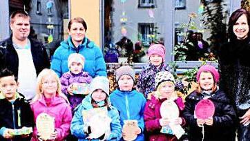 Die Kinder, die beim Luftballonwettbewerb Preise gewannen, mit den Elternbeiratsmitgliedern (hinten von links) Johannes Krines, Martina Christa und Kerstin Meißner Foto: privat