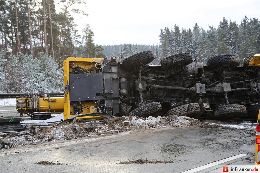 Tonnenschwerer Autokran stürzt auf schneeglatter A93 um