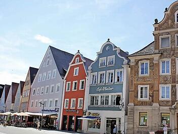 Bei einem Spaziergang durch die malerische Innenstadt Ellwangens trifft man auf zahlreiche historische Stiftsherren- und Bürgerhäuser. Foto: djd/Stadt Ellwangen