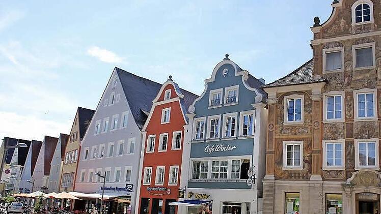 Bei einem Spaziergang durch die malerische Innenstadt Ellwangens trifft man auf zahlreiche historische Stiftsherren- und Bürgerhäuser. Foto: djd/Stadt Ellwangen