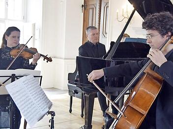 Klassiksterne funkelten im Kaisersaal (von links): Mayra Budagjan, Lukas Kuen, Markus Mayers Foto: Andi Welz