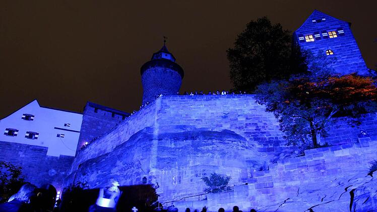 Am Samstag ist Nürnberg wieder blau, wie hier die Projektionen an der Kaiserburg. Foto: Daniel Karmann/dpa