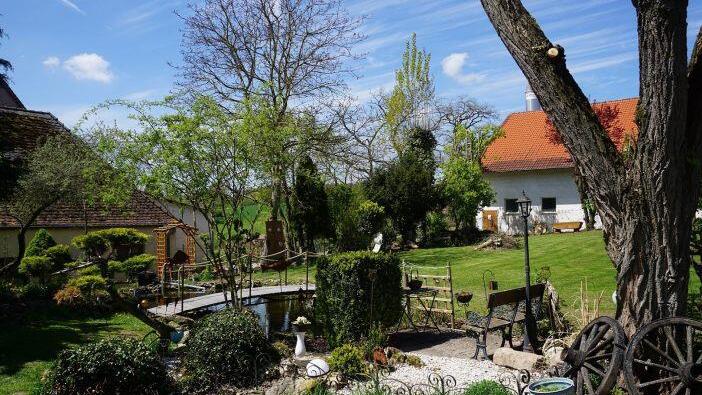 Im Garten der Hoerrleins in Decheldorf ist auch Platz für Pferde. Besonders reizvoll machen den Garten die vielen Gegenstände, die die Hausherrin auf Trödelmärkten erstanden hat.  Fotos: Tina Meier
