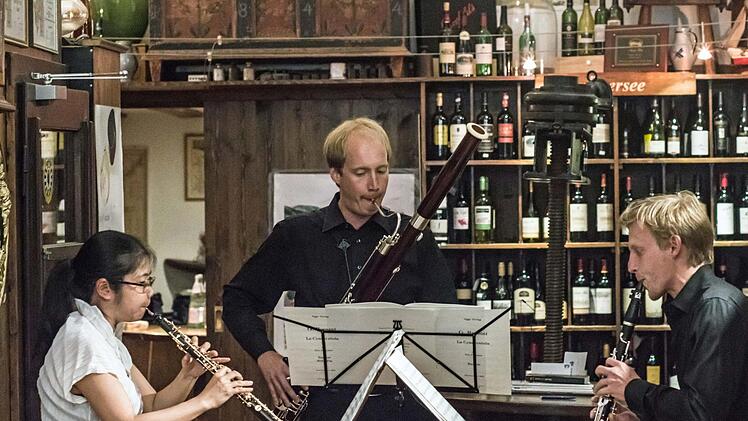 Das Ensemble Dreiraum gestaltete das Auftaktkonzert des Festivals Klanggrenzen (von links): Chikako Nagatsuka, Thomas Acker und Philipp Grzondziel. Foto: Jochen Berger