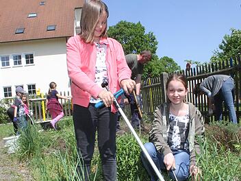 Samia (10) M&uuml;ller kam nicht alleine zur "Zamm geht's"-Aktion im Mainleuser Schulgarten, sie hatte ihre gro&szlig;e Schwester Leonnie (14) mitgebracht. Beide arbeiten auch zu Hause gerne im Garten