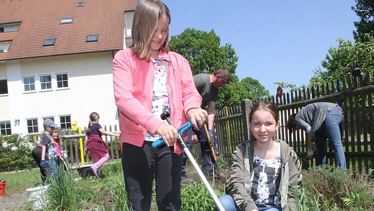Samia (10) M&uuml;ller kam nicht alleine zur "Zamm geht's"-Aktion im Mainleuser Schulgarten, sie hatte ihre gro&szlig;e Schwester Leonnie (14) mitgebracht. Beide arbeiten auch zu Hause gerne im Garten