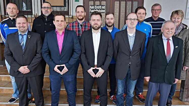 Aktuell stehen an der Spitze der Sportfreunde (vorne, von links): Vorsitzender Dominik Präger, 2. Vorsitzender Jürgen Lutsch und 3. Vorsitzender Philipp Mölter sowie Kassierer Christian Raucher und Schriftführer Alfred Heinemann. Die hintere Reihe zeigt die Ausschussmitglieder: Ingo Heinemann, Frank Ludewig, Johannes Becht, Michael Walz, Christopher Barth, Herbert und Gertrud Dickert (von links). Foto: Helmut Will