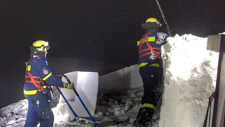 Riesige Schneeblöcke werden von den THW-Helfern mit Schneehexen abgetragen.