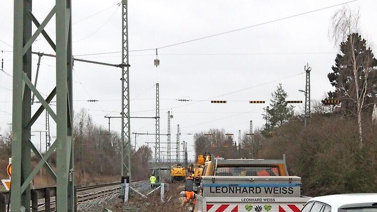 Nach fast zwei Jahren Pause rücken an der ICE-Ausbaustrecke nach und nach die Bautrupps wieder an. Fotos: Hans Kurz