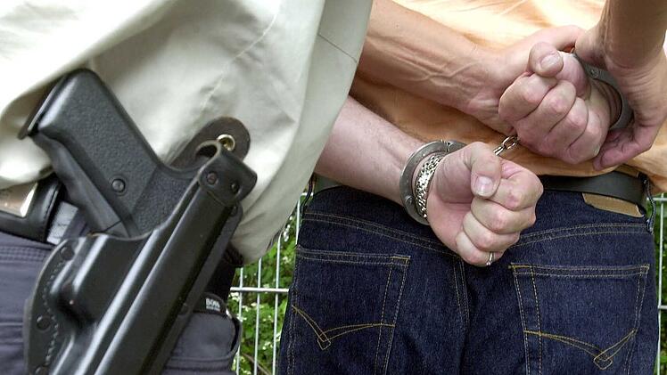 Nürnberg: Mann beißt Polizisten