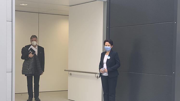 Landrat Klaus Peter Söllner und Geschäftsführerin Brigitte Angermann am neuen vorübergehenden Haupteingang des Klinikums. Foto: Klinikum Kulmbach