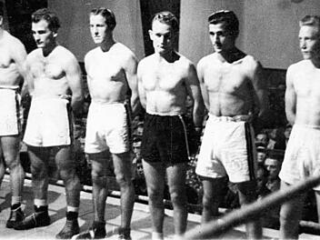 Die stolze Bamberger Boxstaffel  von 1948 mit (von rechts) Helmut Scherzer, "Bubi" Seeger, Hans König, Fred Spetta und Helmut Kupski. In der bayerischen Oberliga kämpften die Sportler auf einem hohen  Niveau.      Fotos: pr