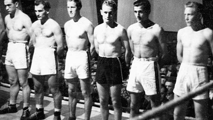 Die stolze Bamberger Boxstaffel  von 1948 mit (von rechts) Helmut Scherzer, "Bubi" Seeger, Hans König, Fred Spetta und Helmut Kupski. In der bayerischen Oberliga kämpften die Sportler auf einem hohen  Niveau.      Fotos: pr