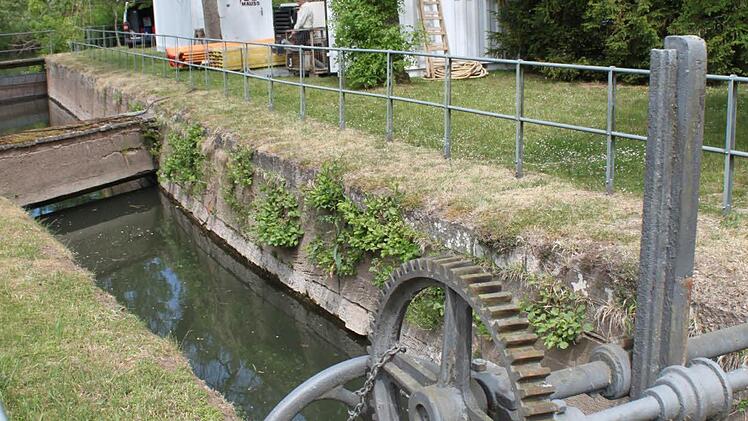 Auch die Mauern des Kanals haben Sanierungsbedarf. Foto: Mäuser