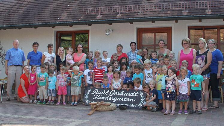 Das Eingangsschild des Paul-Gerhard-Kindergartens gehört zu den wenigen Dingen, die das Feuer unbeschadet überstanden haben. Foto: Silvia Vießmann