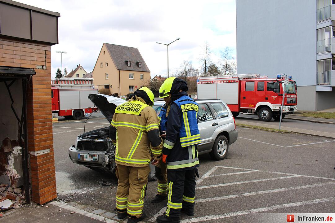 Senior auf Abwegen: Mehrere Autos und dann Wand gerammt - Geländewagen schießt durch geschlossenes Garagentor - Feuerwehr muss Schwerverletzten befreien