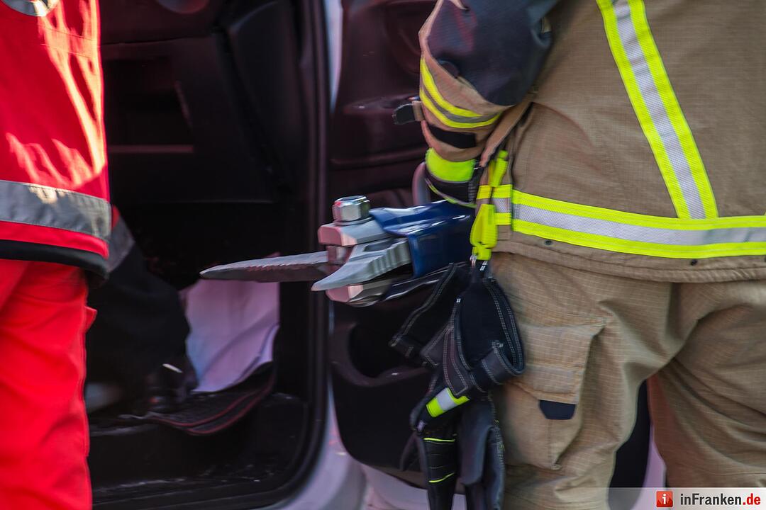 Schwerer Unfall in Fürth: Kleintransporter kracht in Kehrfahrzeug