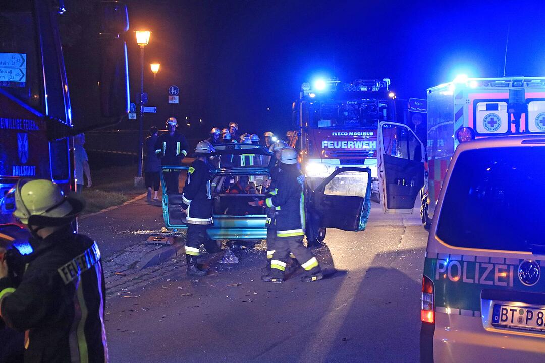 Schwerer Unfall in Hallstadt - Fahrer flieht