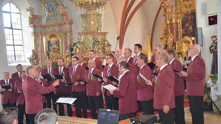 Der "Liederkranz" Haig mit Dirigent Thomas Detsch wurde mit dem Prädikat "hervorragend" bewertet.  Foto: Karl-Heinz Hofmann