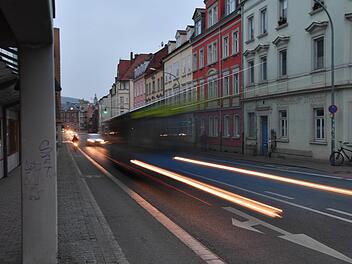 Nicht nur in der L&ouml;wenstra&szlig;e leiden die Bamberger unter dem Verkehr.  Foto: Ronald Rinklef