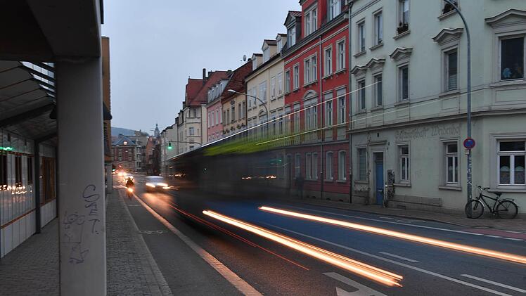 Nicht nur in der L&ouml;wenstra&szlig;e leiden die Bamberger unter dem Verkehr.  Foto: Ronald Rinklef