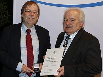 Max Habermann (r.) bekam von BFV-Präsident  Rainer Koch die DFB-Ehrennadel verliehen. Sebastian Baumann/anpfiff.info