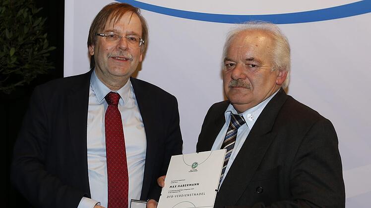 Max Habermann (r.) bekam von BFV-Präsident  Rainer Koch die DFB-Ehrennadel verliehen. Sebastian Baumann/anpfiff.info