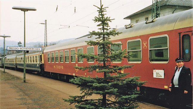 Während der Zeit der deutschen Teilung fuhren die Interzonenzüge durch Pressig - im Bild der Mitropa-Speisewagen. Foto: Archiv Georg Dinkel