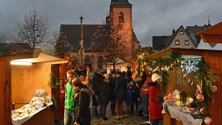 Romantisch war es am Abend auf dem Nikolausmarkt der Hobbybastler, auch wenn das Wetter nicht immer gnädig war.
