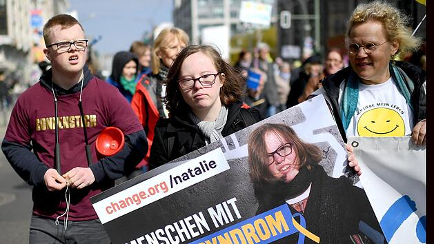 ie Aktivistin Natalie Dedreux (M), die mit dem Down-Syndrom lebt, nimmt an der Demonstration anl&auml;sslich der Bundestagsdebatte &uuml;ber Bluttests f&uuml;r Schwangere etwa auf ein Down-Syndrom des Kindes teil. Der Bundestag will sich an diesem Donnerstag mit solchen Bluttests befassen. Foto: Britta Pedersen/dpa