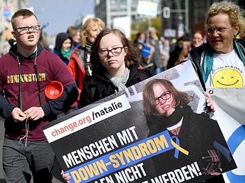 ie Aktivistin Natalie Dedreux (M), die mit dem Down-Syndrom lebt, nimmt an der Demonstration anl&auml;sslich der Bundestagsdebatte &uuml;ber Bluttests f&uuml;r Schwangere etwa auf ein Down-Syndrom des Kindes teil. Der Bundestag will sich an diesem Donnerstag mit solchen Bluttests befassen. Foto: Britta Pedersen/dpa