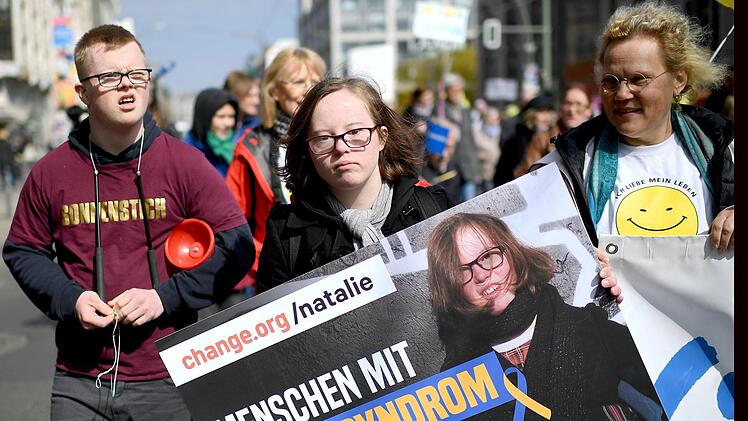 ie Aktivistin Natalie Dedreux (M), die mit dem Down-Syndrom lebt, nimmt an der Demonstration anl&auml;sslich der Bundestagsdebatte &uuml;ber Bluttests f&uuml;r Schwangere etwa auf ein Down-Syndrom des Kindes teil. Der Bundestag will sich an diesem Donnerstag mit solchen Bluttests befassen. Foto: Britta Pedersen/dpa