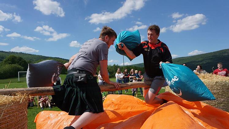 Die neue Disziplin  "Hit the Hay-Hack" verbreitet den Teilnehmer der Highlandgames sichtliches Vergnügen. Neu lange halten konnte sich kaum jemand auf der Stange.  Foto: Marion Eckert