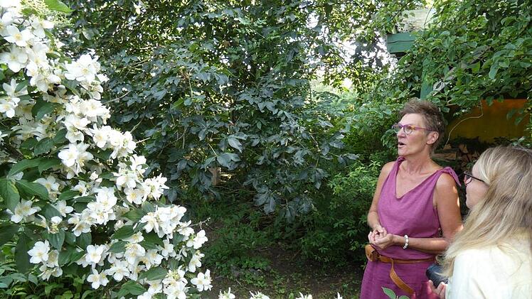 Stolz ist Elke Meyer (links)  auf ihren pr&auml;chtig bl&uuml;henden Jasmin.