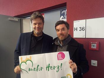 Mark Deavin (rechts) traf an der Uni in Bayreuth den Bundesvorsitzenden Robert Habeck (links) und überzeugte ihn vom Herzogenauracher grünen Wahlkampfmodell mit dem Herz.  Foto: privat