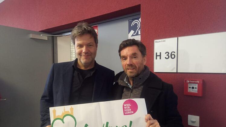 Mark Deavin (rechts) traf an der Uni in Bayreuth den Bundesvorsitzenden Robert Habeck (links) und überzeugte ihn vom Herzogenauracher grünen Wahlkampfmodell mit dem Herz.  Foto: privat