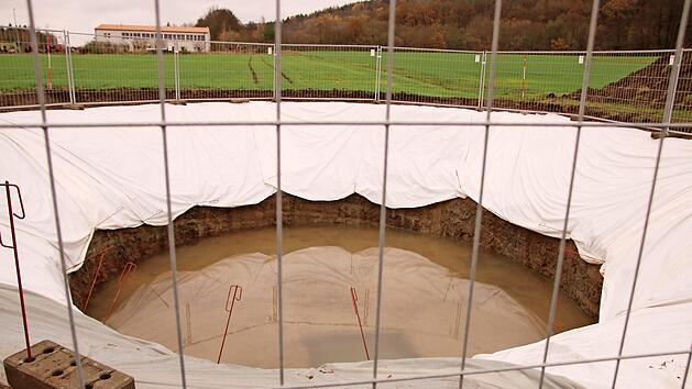 Der Grund für den 200 Kubikmeter fassenden Löschwasserbehälter ist bereits ausgehoben. Foto: Klaus Klaschka