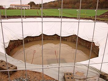 Der Grund für den 200 Kubikmeter fassenden Löschwasserbehälter ist bereits ausgehoben. Foto: Klaus Klaschka