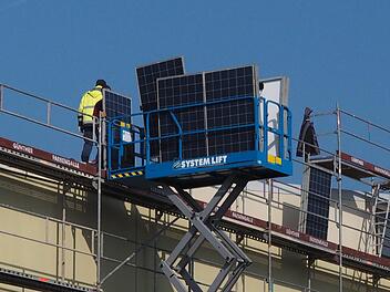 Auf Initiative des Immobilien-Besitzers wird die Photovoltaik-Anlage auf dem, Dach der Bad Kissinger Eishalle abgebaut. Foto: Jürgen Schmitt